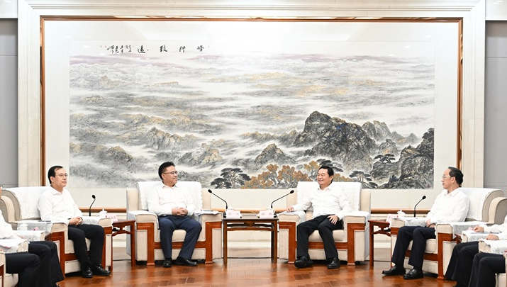 領(lǐng)導(dǎo)班子成員在沈陽(yáng)拜會(huì)遼寧省委書(shū)記、省人大常委會(huì)主任郝鵬，省委副書(shū)記、省長(zhǎng)李樂(lè)成